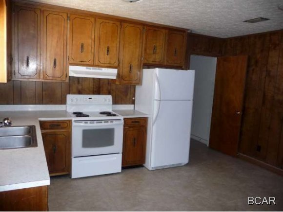 3 BEDROOM, 2 BATH DUPLEX IN ST. ANDREWS AREA. VINYL AND CARPET FLOORING, ALL ELECTRIC, HOOK-UPS FOR WASHER AND DRYER, CENTRAL A/C AND HEAT, CLOSE TO GULF COAST COMMUNITY COLLEGE AND FSU, MINUTES TO BEACH AND NAVY BASE, NEAT, CLEAN.