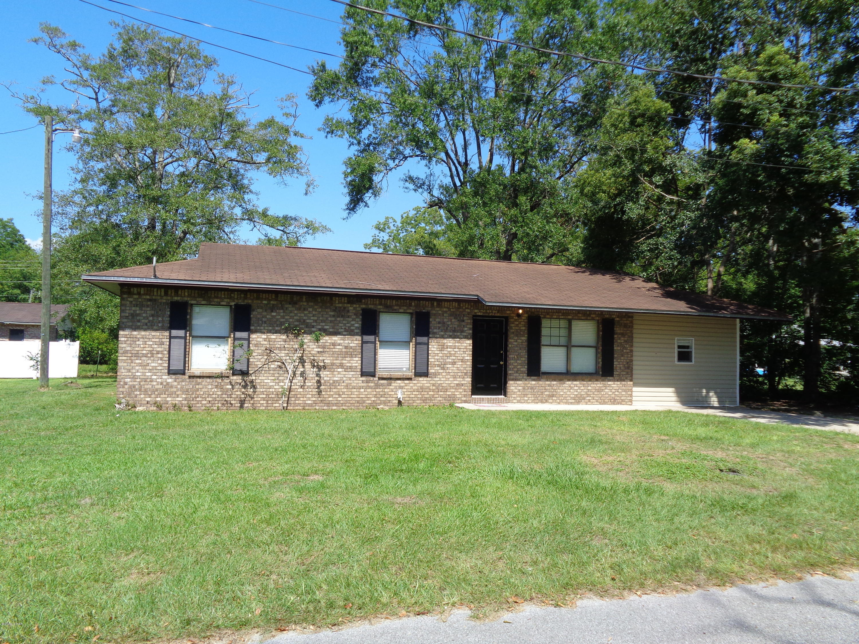 Great location . Convenient to medical, schools and shopping. 2 bedrooms/1 Bath has extra room with built in desk.