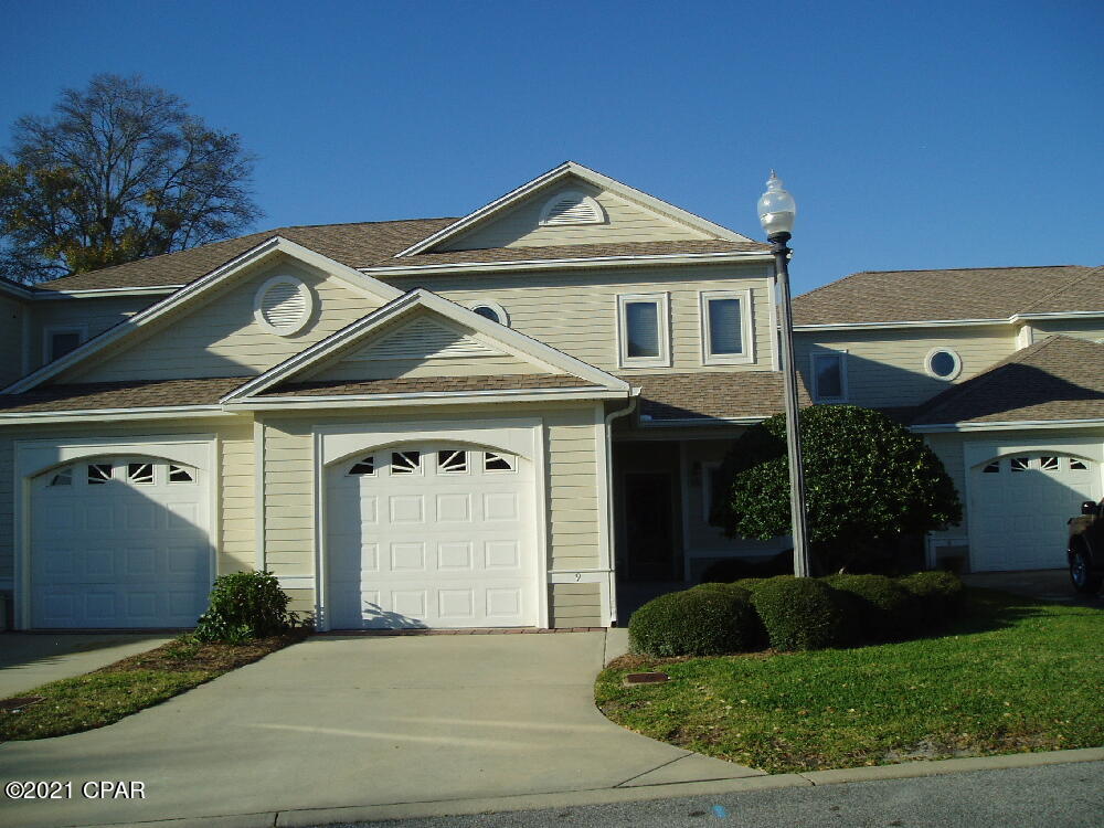 Luxury townhouse located in Oaks plantation. Three bedrooms 2 1/2 baths with over 2200 ft.². Master bedroom located downstairs with two bedrooms and a loft area and bathroom upstairs.Occupied until mid October. Go again to access property for viewing. 24 hour notice desired