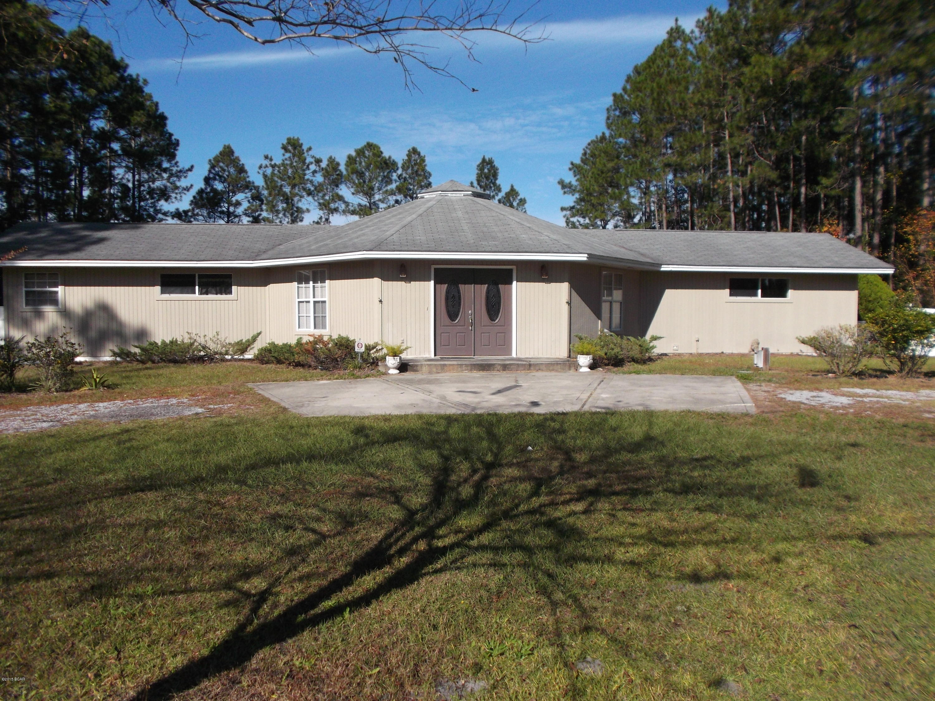 Spacious 2bd/2ba with large open living area. Circle drive on a large lot. Spacious bedrooms with bath rooms for each.