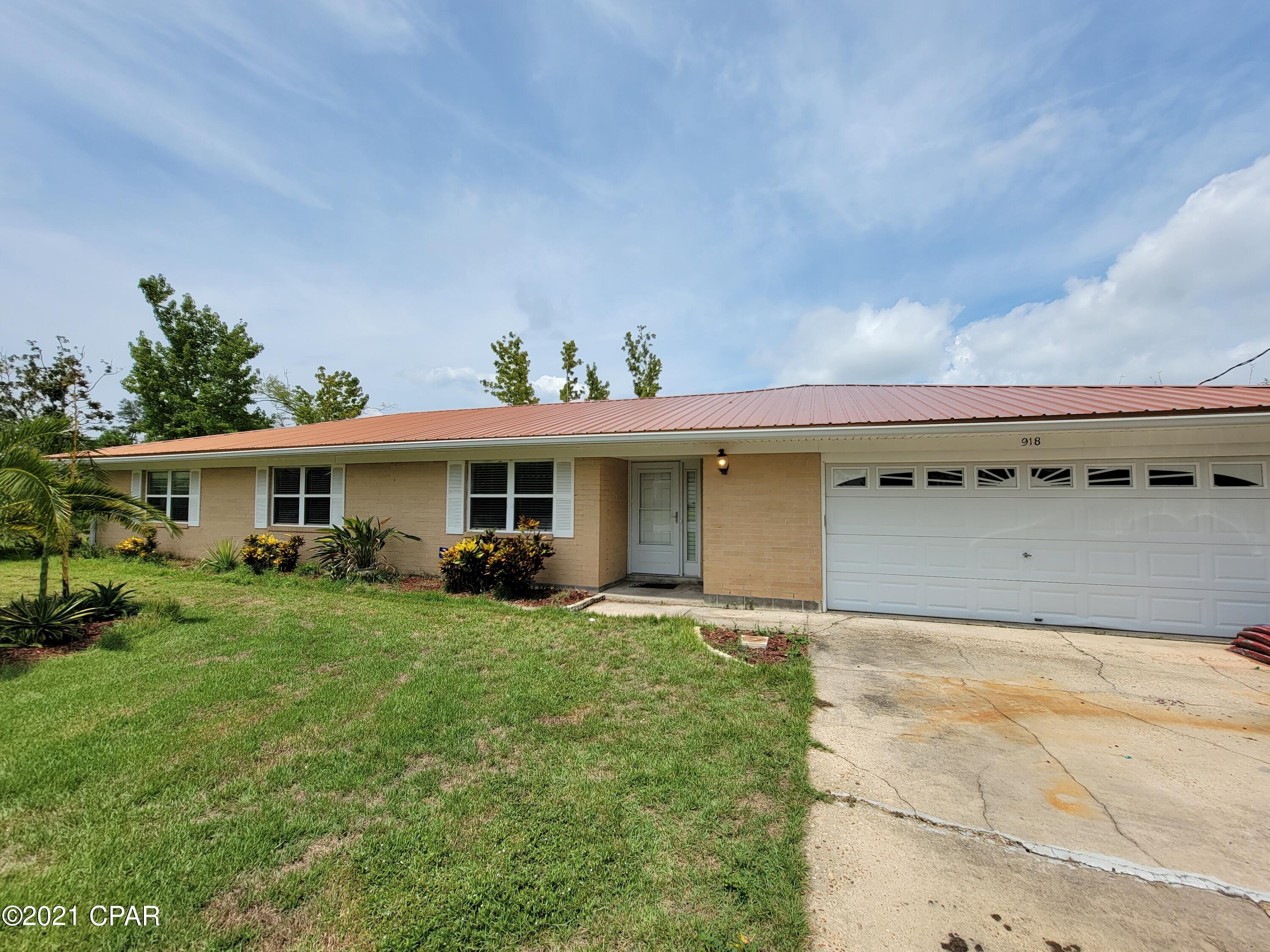 All sizes are apx---///Very nice 4/2.5 home in a very secluded area of town//home situated on Johnson Bayou (very difficult to get out on small boat) however you can ski and have jet skies in bayou--Great area to raise a family!!