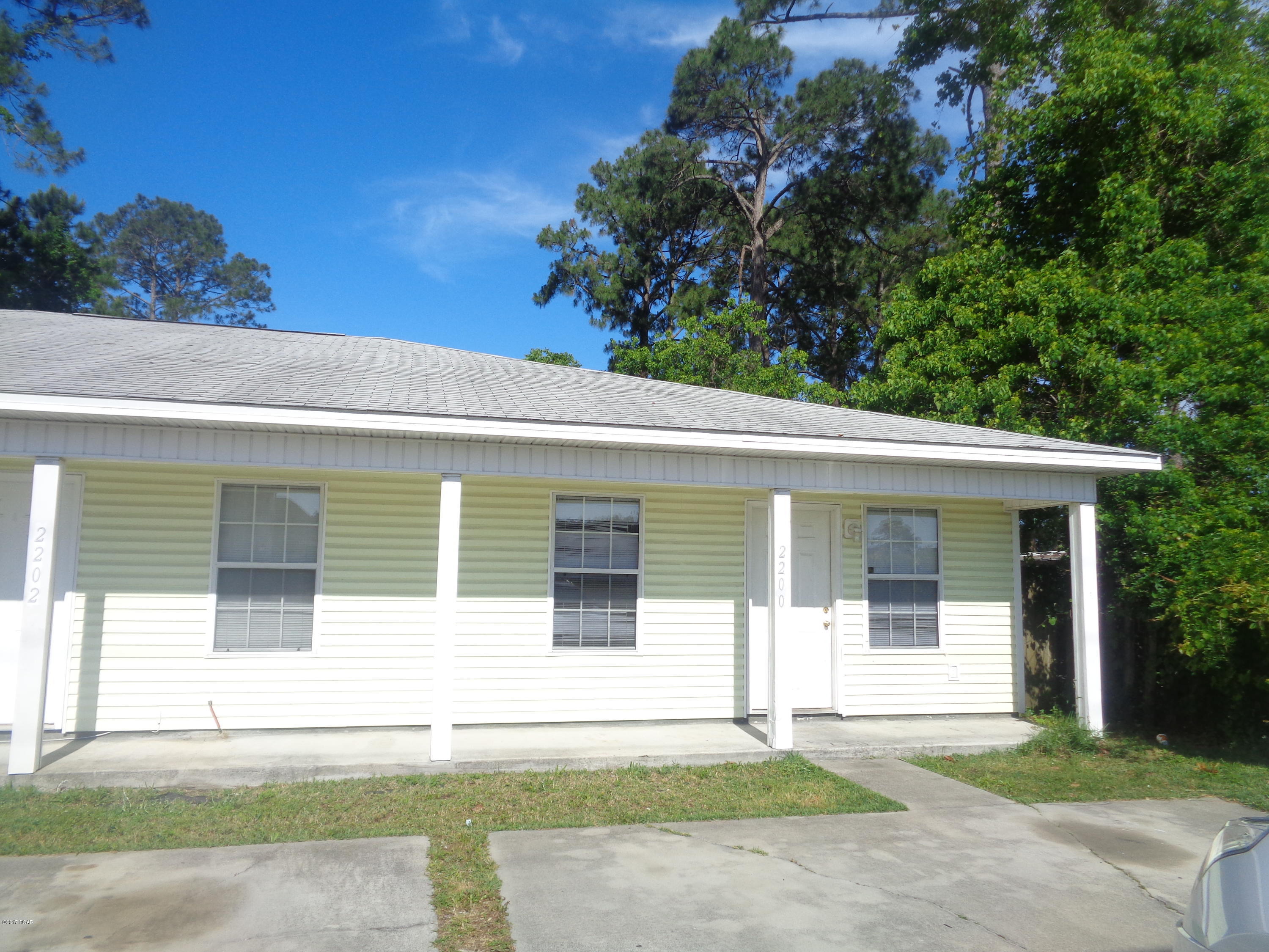 Very cute with open living and dinning area with tile flooring, washer and dryer and lawn service included. close to Beach,restaurants,shopping and front Beach rd.Small pets with approval.