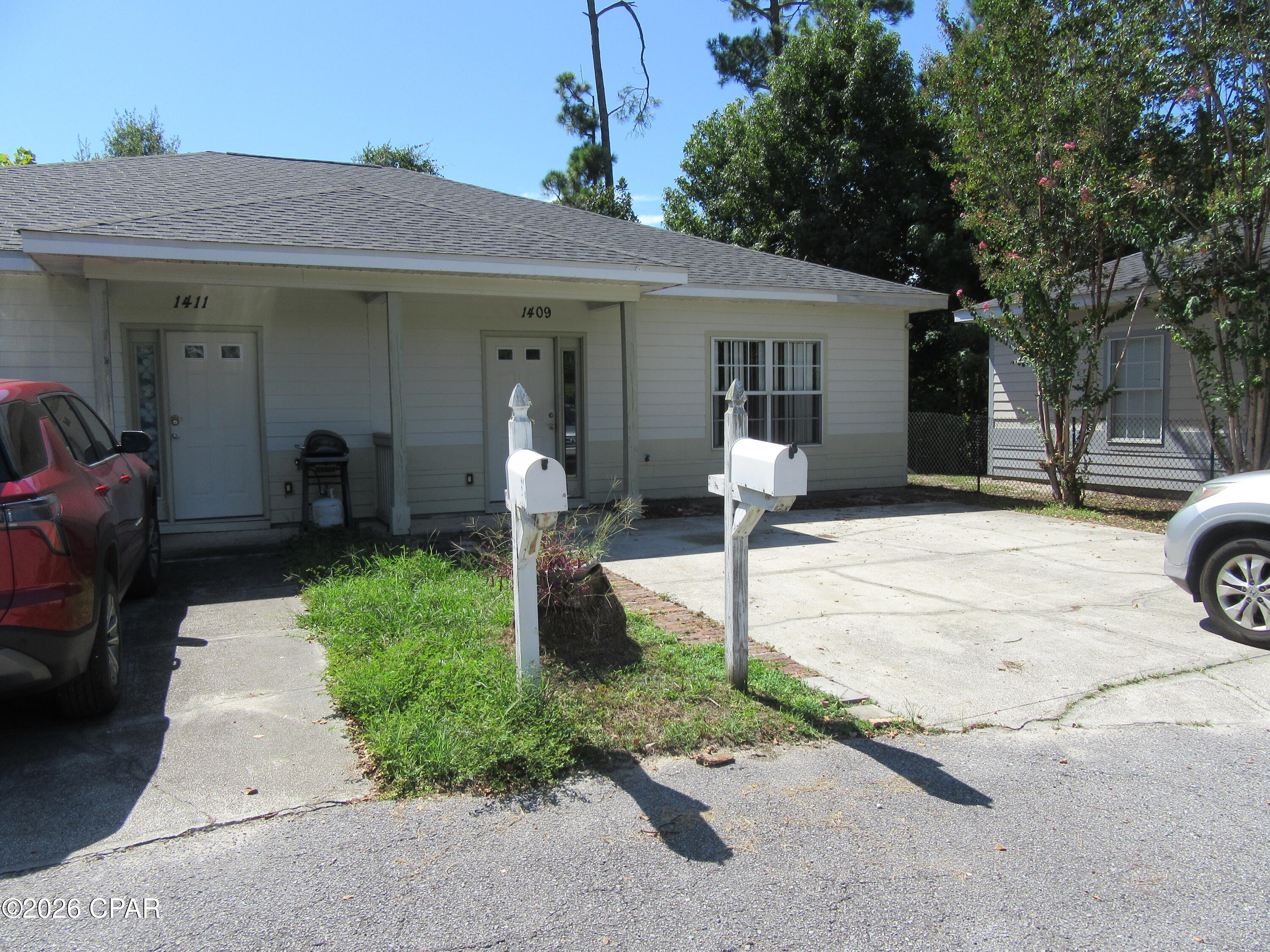 2 bedroom, 2 bath duplex located in the heart of Lynn Haven with ceramic tile and carpet throughout. All property sizes and ages are approximate, please measure and/or verify if important. School assignments are subject to change, please check with Bay County for most accurate information. Small dogs allowed with owner approval and NON REFUNDABLE pet fee applies per pet. Breed restrictions apply. NO CATS !