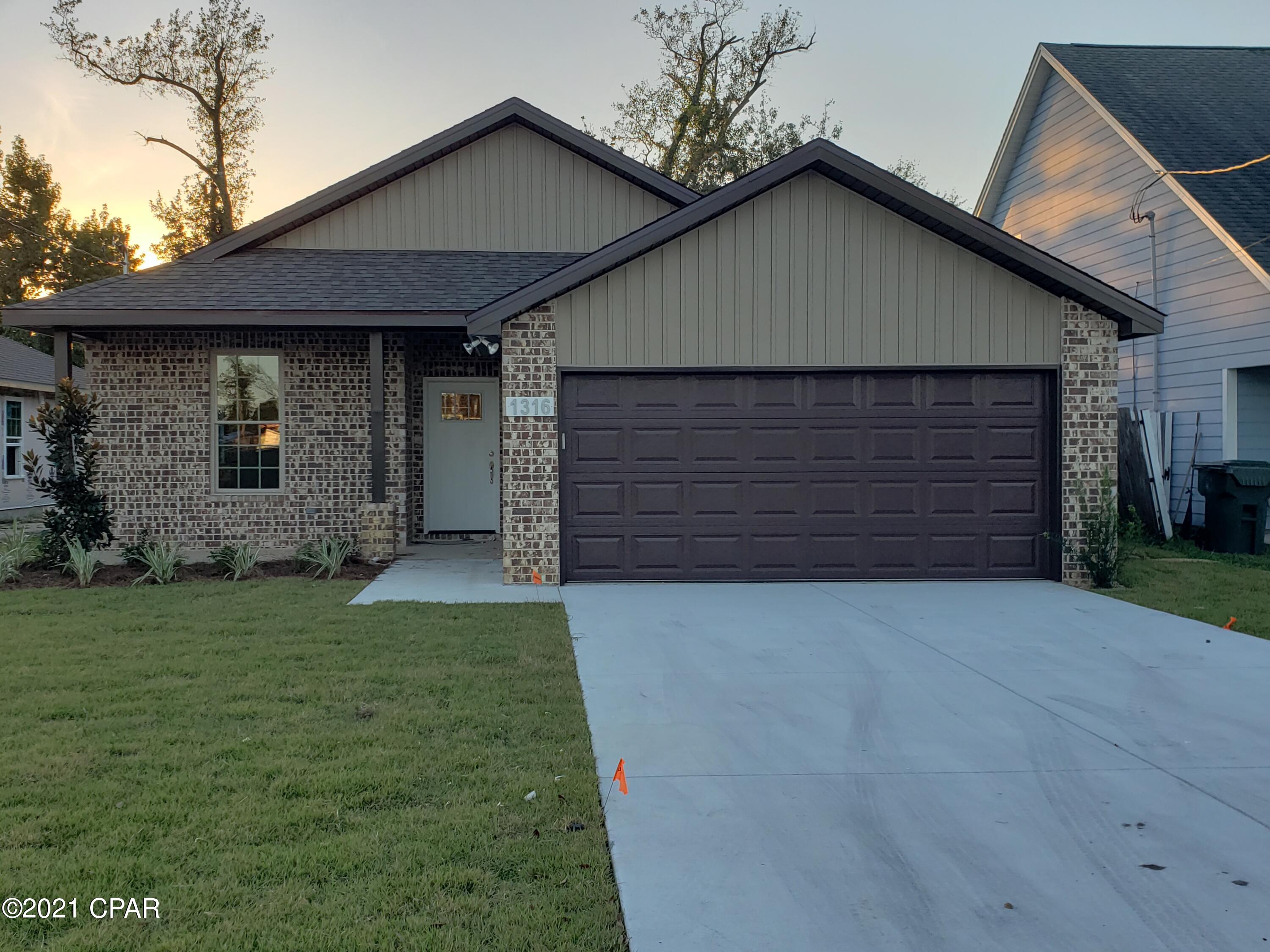 New 3/2 craftsman style home that is currently under construction.Custom kitchen cabinets with Granite counter tops.  Vinyl plank flooring in the living areas and carpet in the bedrooms.  Very energy efficient home with an open floor plan.  Covered entry porch and back covered patio.