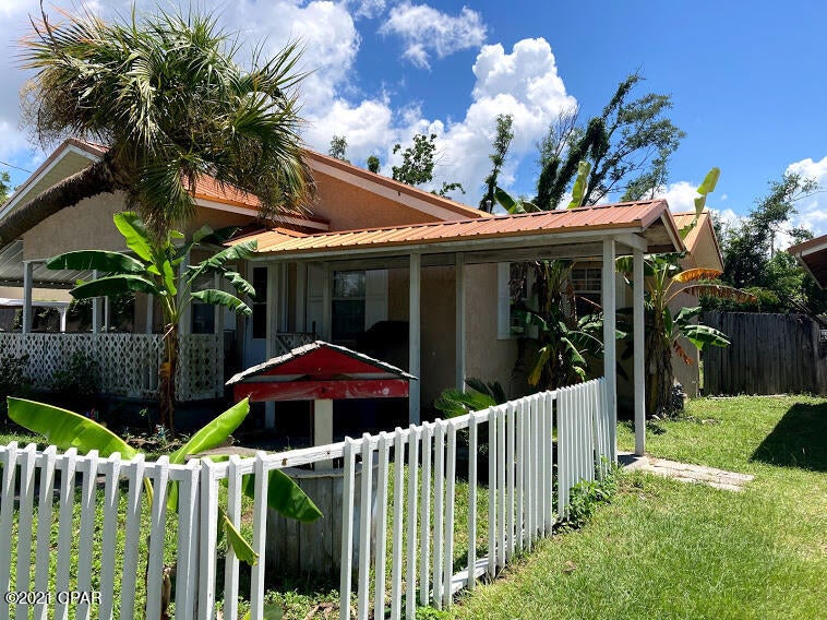Are you looking for a habitable fixer-upper or a rental property?

Check out this spacious 2 bedrooms, 1 bath home with a bonus room, on a 0.172-acre lot in Panama City, FL!!

A new roof was installed in 2019, the 12×12 shed is equipped with power and it has a large laundry room too!

This home is priced right and ready to sell.