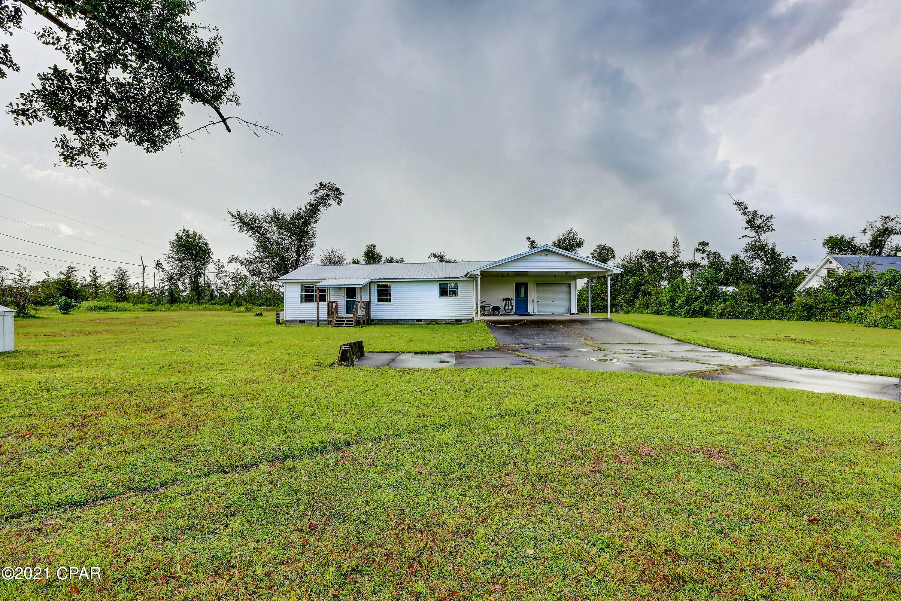 2.9 ACRES!! Come see this 3 bedroom 2 bathroom home just north of town off John Pitts Rd.  FLOOD ZONE X. This area is continuously growing, no deed restrictions allows for equestrian and livestock. Possibility of lots to be separated. Don't miss out on this great opportunity!! 



Call a REALTOR today to schedule a private tour. 

If important, please verify all measurements.
