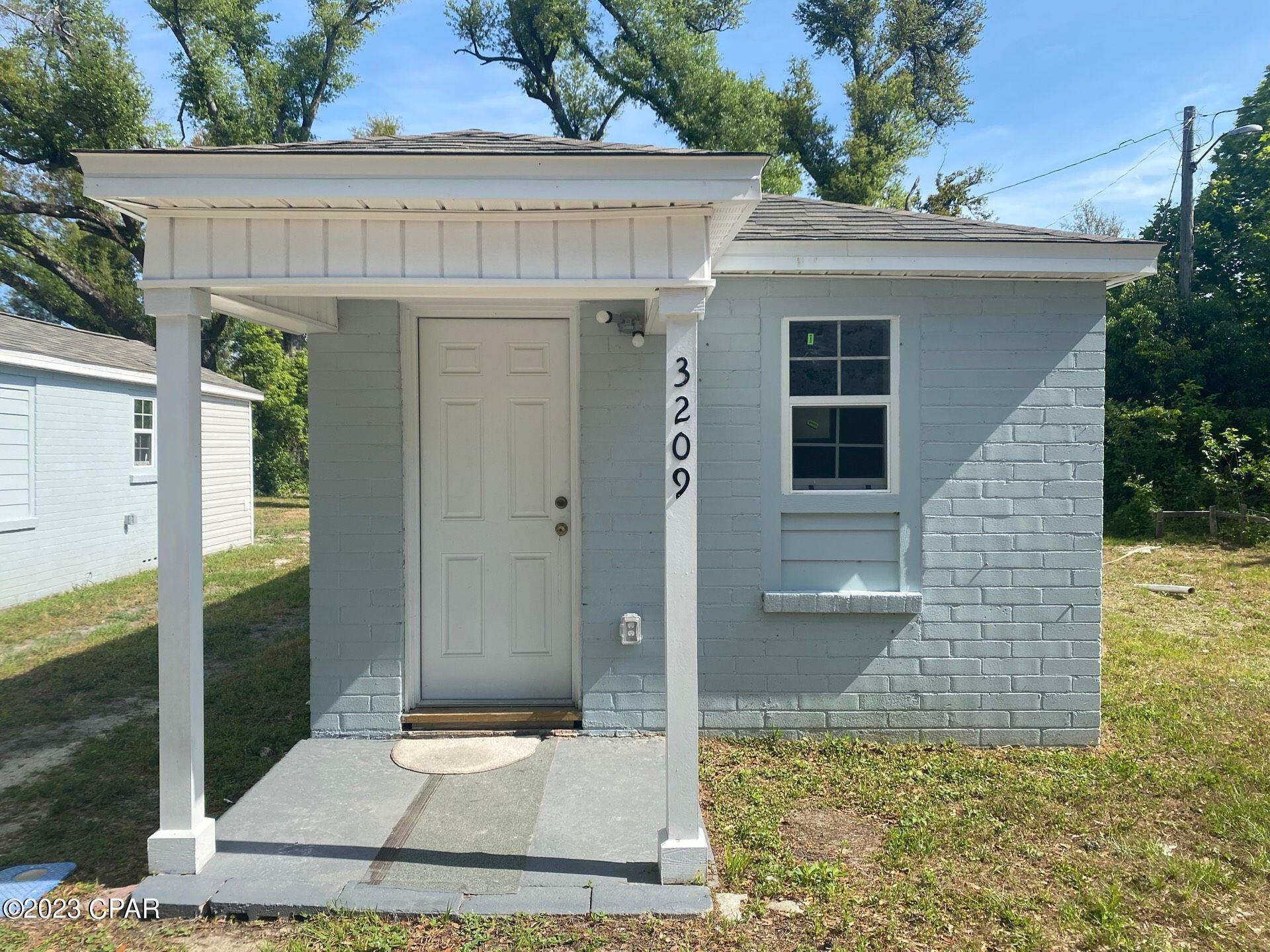Newly renovated efficiency unit. New paint, flooring, and appliances throughout. Tankless hot water heater and washer/dryer connections! Lawn service is included.

*No pets*