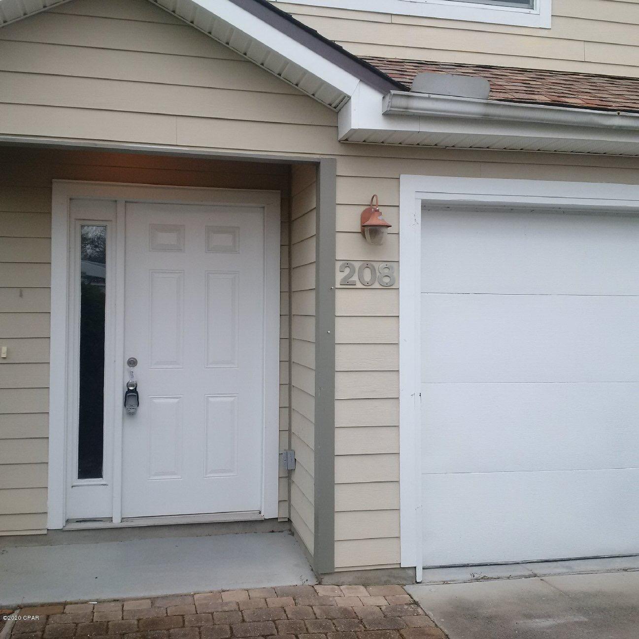 Cute townhome with 3 bd,2.5 bath, with garage near Tyndall AFB and shopping.