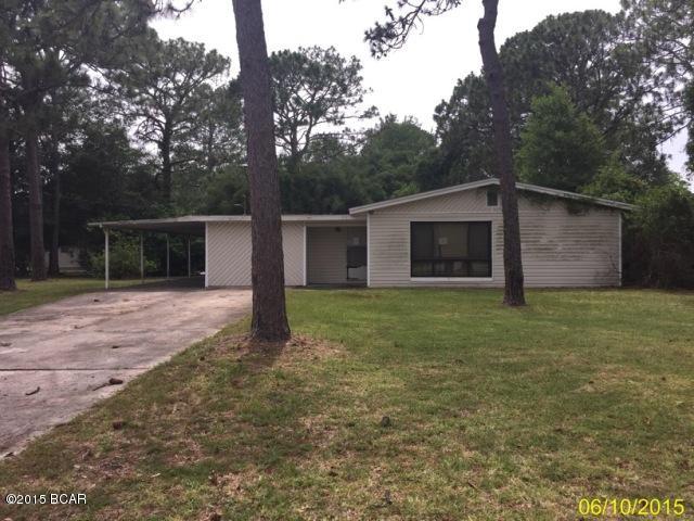 Single Story 3 bedroom 2 bath home on over a 14,000 aqft lot. Spacious inside and out. This one is ready for your designs to come to life.