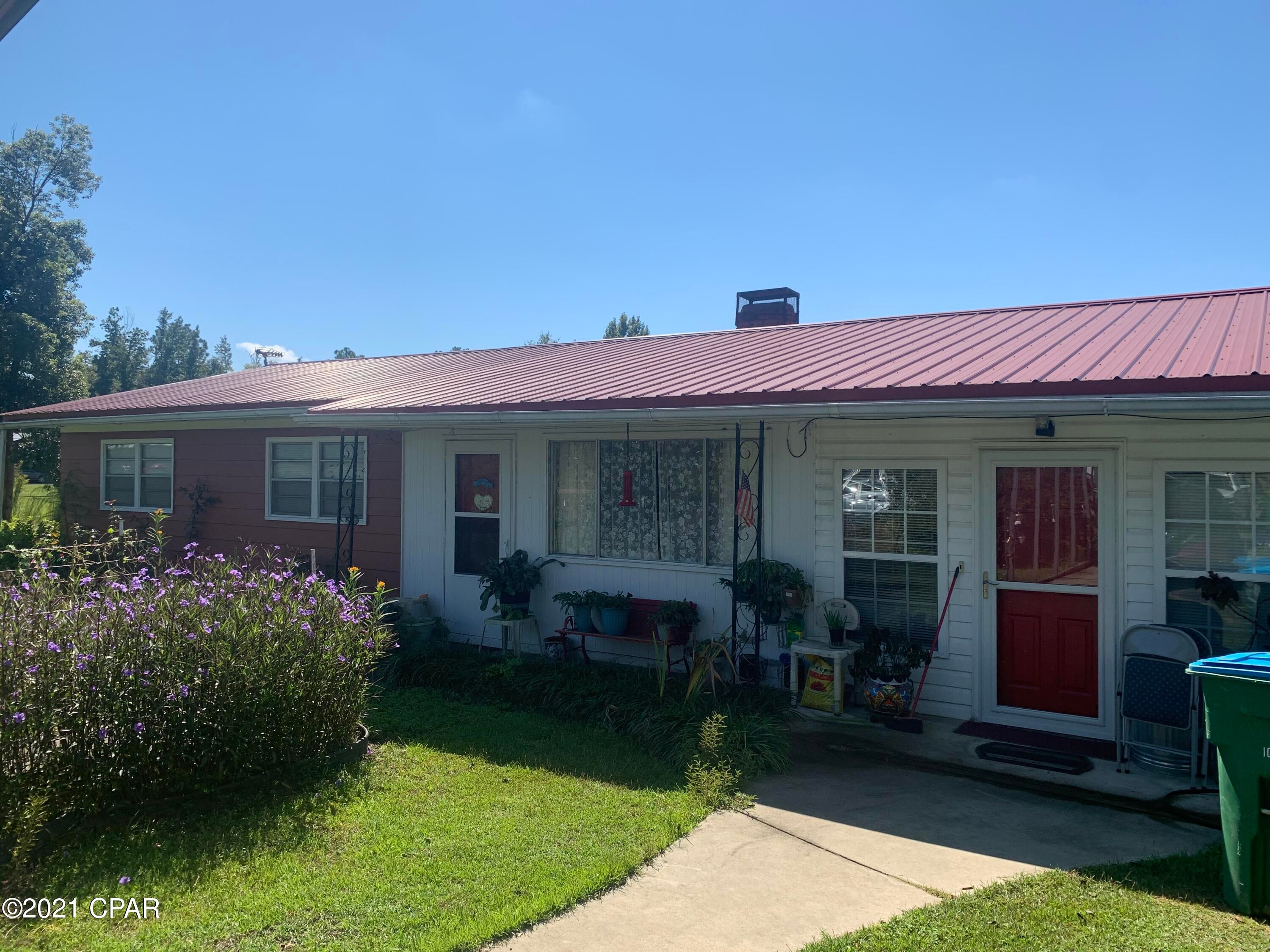 Charming home out side of the city of Blountstown with just minutes to all your needs. House sits on a 3 acre lot with spacious yards and fruit trees. This home would be great for a first time buyer or just to relocate to the country.