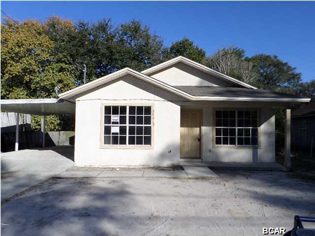 This 3 bed 2 bath home is centrally located, close to Downtown Panama City which offers many restaurants, parks and shopping. A new roof was put on in 02/2015. Seller will offer an allowance up to $500 to owner occupant Buyer's purchase of a home warranty of their choice. IN ADDITION to normal Buyer closing costs, Buyer pays Doc Stamps on the Deed, closing service fee of $250, electronic recording fee of $27. Seller does not complete mold or problem drywall remediation or provide any type of clearance or certification to the buyer. Closing cost assistance cannot go towards transfer taxes (doc stamps on the deed or mortgage) association transfer fees, or any prepaid expenses. Investor sales are not eligible for buyer closing cost assistance. All High Bids will be subject to