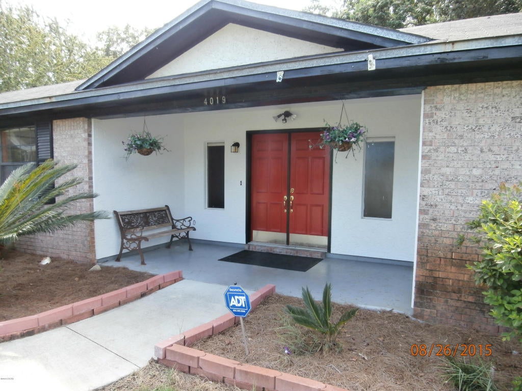 4 Bedroom 3 Bathroom house in Venetian Villa. This property has great amenities, 2 master bedrooms,a beautiful kitchen, in ground pool, natural gas fireplace, privacy fenced backyard and storage shed! Pets are negotiable with approval.
