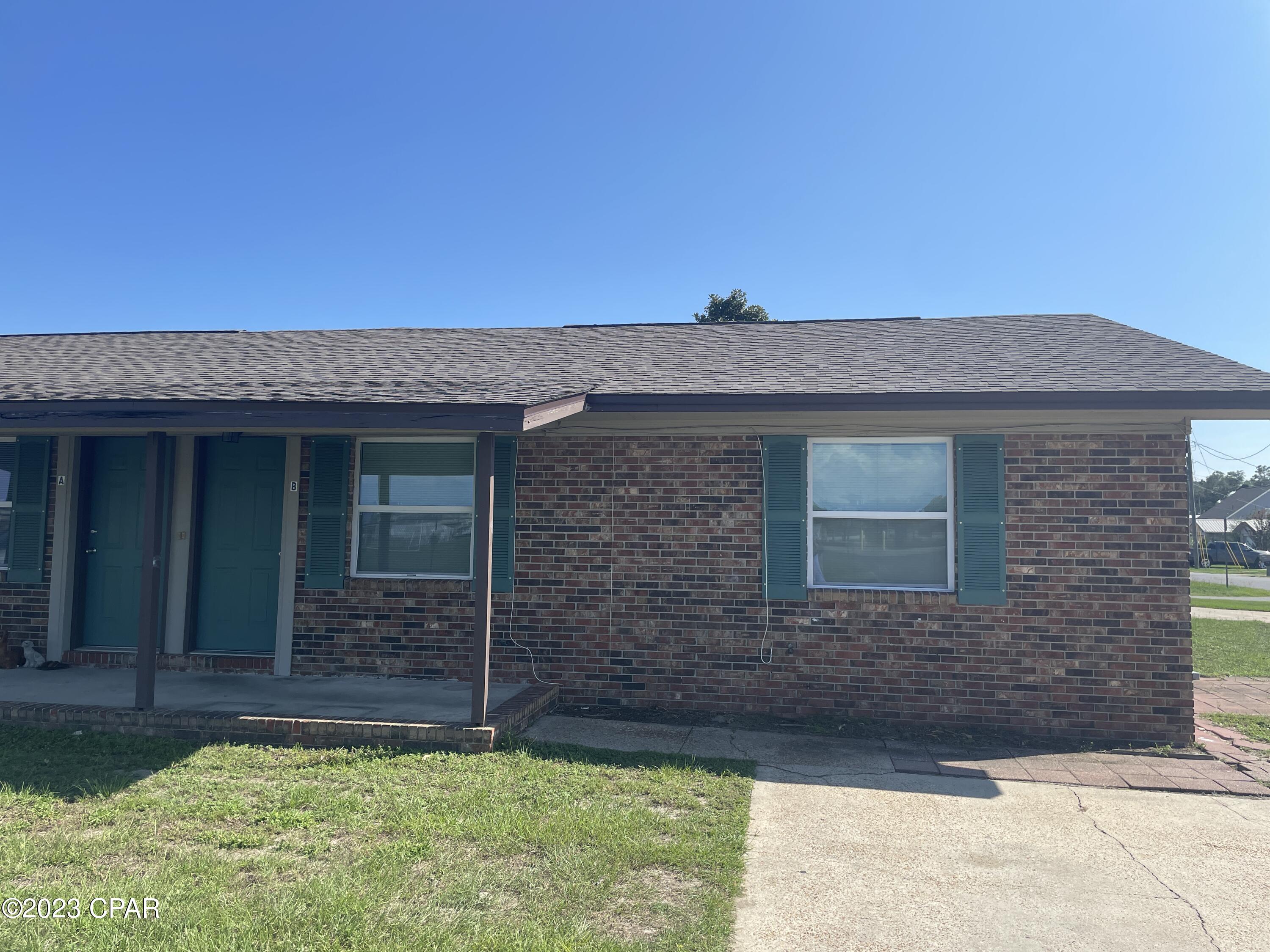 This is a 2/1 triplex located near GCSC and FSU. Vinyl plank floors, no carpet. Convenient to the beaches. Has washer/dryer hookup, nice sized bedrooms.
No Pets Please