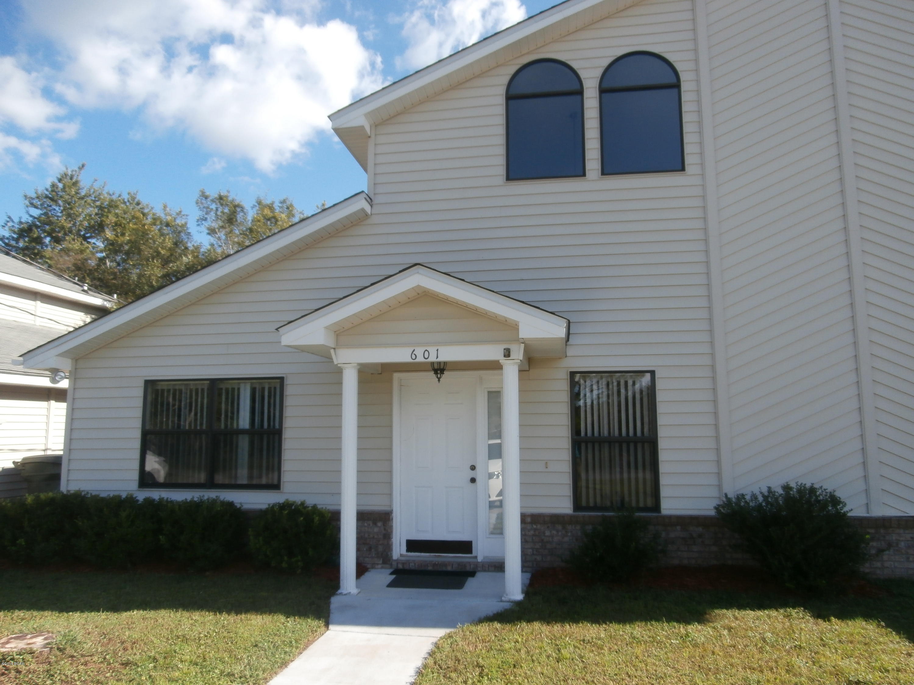 Nice 3 bedroom/2 bath townhome in Lynn Haven. 2 bedrooms downstairs, and the master upstairs. Kitchen is open to the living room. The living room has a vaulted ceiling and wood burning fireplace. Additional parking and storage building in the back yard. Yard is partially fenced. Small pet ok with $250.00 security deposit.