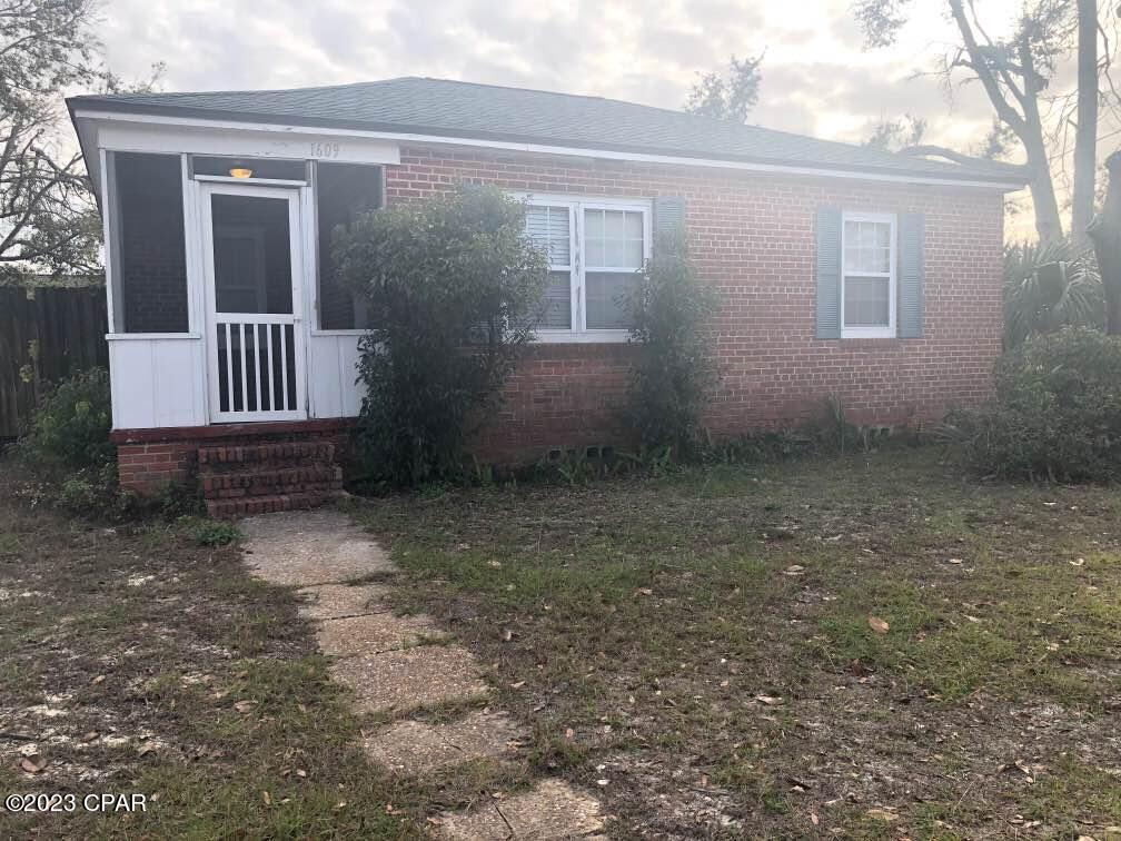 Cute 2br 1ba with Central A/C, New vinyl plank floor, paint. Glasstop Oven/Range, Refrigerator, Dishwasher, must see!