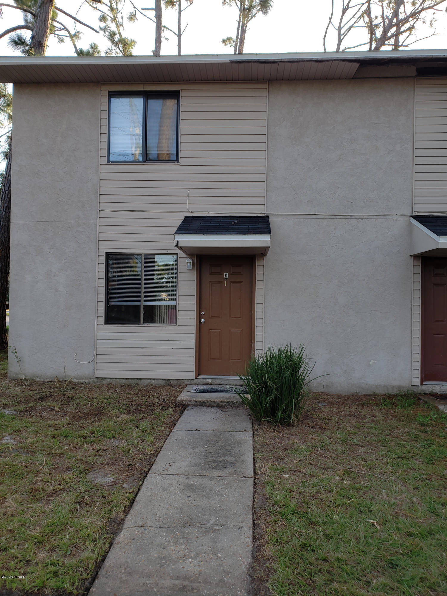 Townhome close to shopping, dining, entertainment and the beach. This home features an open kitchen/living room area and a fenced backyard.



*Water, Sewer, Garbage, Pest Control included.