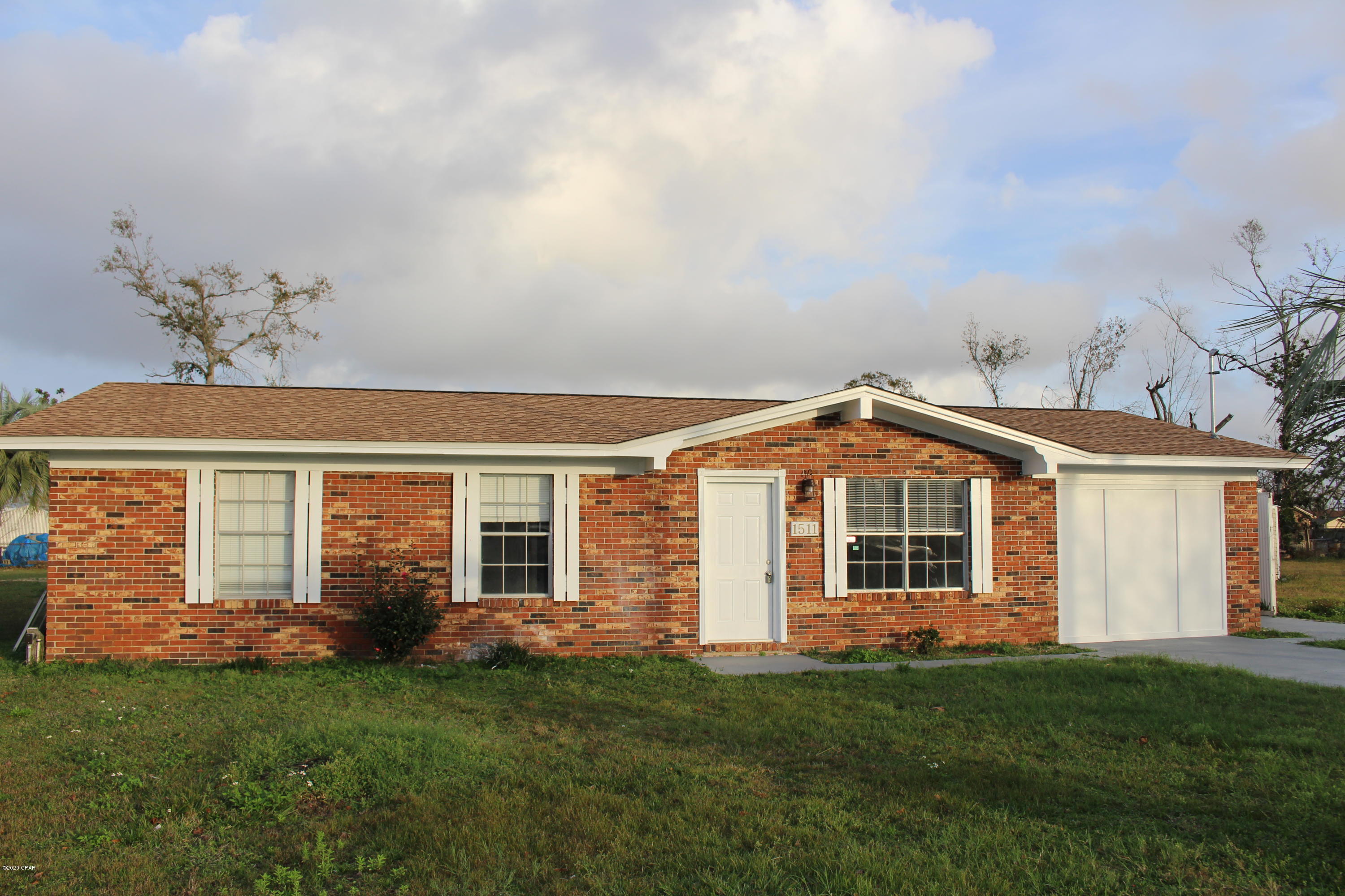 Beautifully remolded home in Lynn Haven. 

Tiled floors, open floor plan, modern kitchen with granite counters, stainless steel appliances to include a dishwasher and soft close cabinets. 

Screened in rear porch and large yard. 

Large mud room/ laundry room with washer and dryer. 

This property is conventionally located and zoned for Mowat and Mosley school zones.