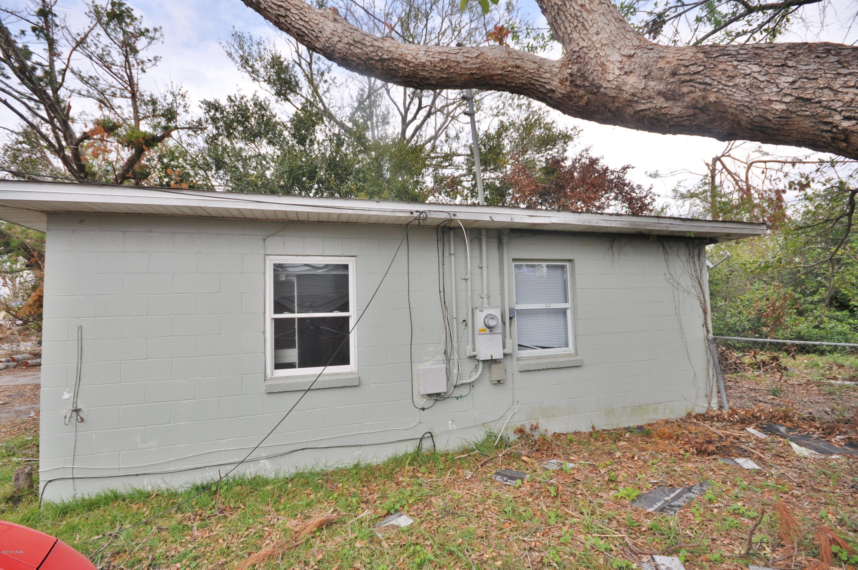 Fixer upper! Do not miss out! All sizes are approximate.  Please measure if important.