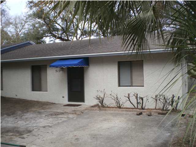 Single Story, spacious home, convenient to downtown Panama City. Home has recently been updated with new paint, new carpet, and landscaping. Spacious living room with open dinning area and breakfast bar.