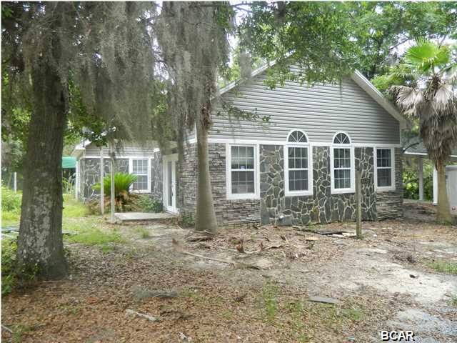 BANK FORECLOSURE! LAKEFRONT ON OVER AN ACRE...THIS HOUSE IS ONE OF A KIND! IT OFFERS 4 BEDROOMS, 3 BATHS, LARGE OPEN LIVING AND DINING AREA. SPACIOUS KITCHEN WITH BREAKFAST BAR, LOFT WITH SPIRAL STAIRCASE. THIS HOME HAS A LOT OF STORAGE AND A MATCHING DETACHED OVERSIZED GARAGE. CALL TODAY TO SCHEDULE YOUR OWN PRIVATE SHOWING APPT.