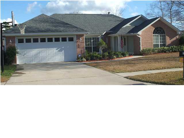 SELLER SAYS BRING OFFER! Buyer incentives offered!!! You'll be amazed at how well taken care of this home is, from the moment you walk in the front door to the spacious foyer you will feel the comfort of home. This home offers Hard wood floors, ceramic tile, new carpet, new roof, split bedroom plan, open family room with fireplace great kitchen with new appliances. You will be even more amazed when you come in to the master bedroom at the amount of space you have,extra large master bath with separate shower and jacuzzi tub, double sinks with granite counters, new faucets and plenty of upgrades. The back yard has ample space, lush landscaping and BBQ area, you can enjoy all of this while sitting in your screened in porch with slate tile floors. This house is a must see, don let it