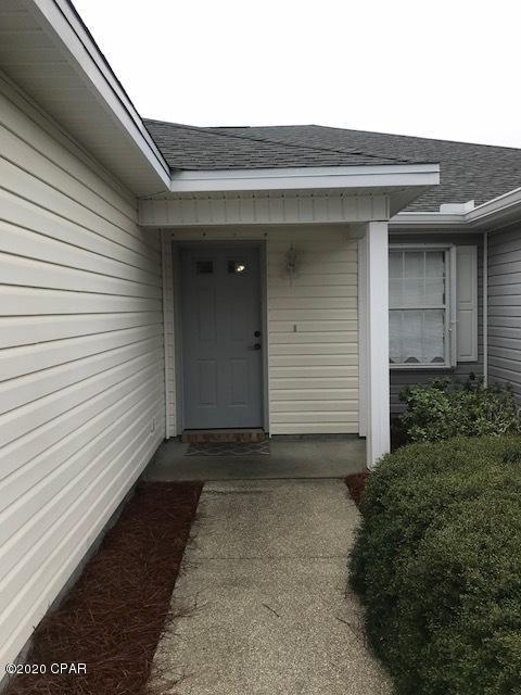 This townhome offers 2 Bedrooms and 2 Baths located in Palmetto Trace with access to the community pool. Kitchen equipped with a breakfast bar. Master bath has a double sink vanity, includes a washer and dryer. Garage for parking and also includes a visitor parking area and partially fenced backyard.



*All pets are a part of the application process and are subject to the homeowner's approval*