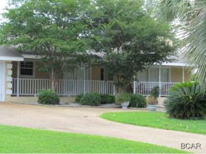 GREAT HOME IN A GATED COMMUNITY. COMMUNITY OFFERS A MARINA, WALK PATHS AND GOLF COURSES