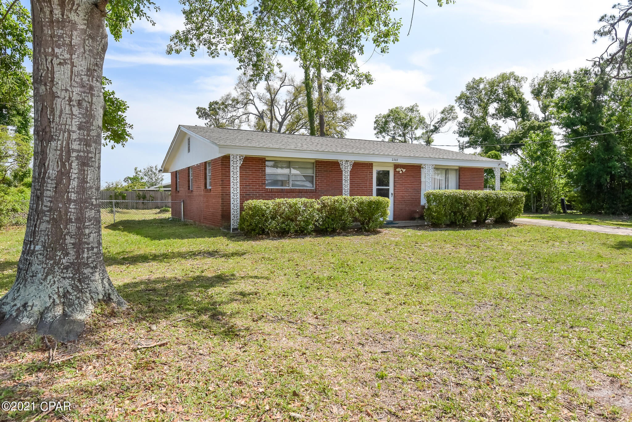 **INVESTOR SPECIAL**

THIS 3BR / 1BA BRICK HOME SHOULD BE A MONEY MAKER. CENTRALLY LOCATED CLOSE TO SHOPPING, WORK AND PLAY. THIS PROPERTY IS PARTIALY RENOVATED. IT NEEDS LOWER CABINETS AND APPLIANCES. IT HAS A NEW ROOF, NEW CARPET, FRESH PAINT AND IT ALSO HAS A BIG YARD. CALL TO SEE THIS ONE TODAY.
