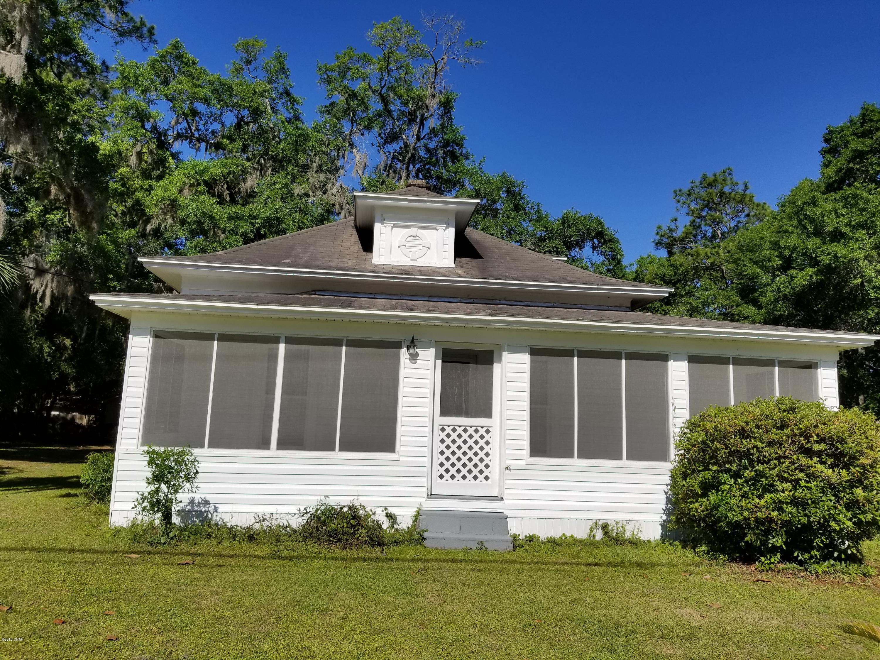 This is a newly renovated home located in Lynn Haven close to schools, shopping, and dining. This home includes washer/dryer hookups, electric stove, and a built- in dishwasher.



All measurements are approximate.