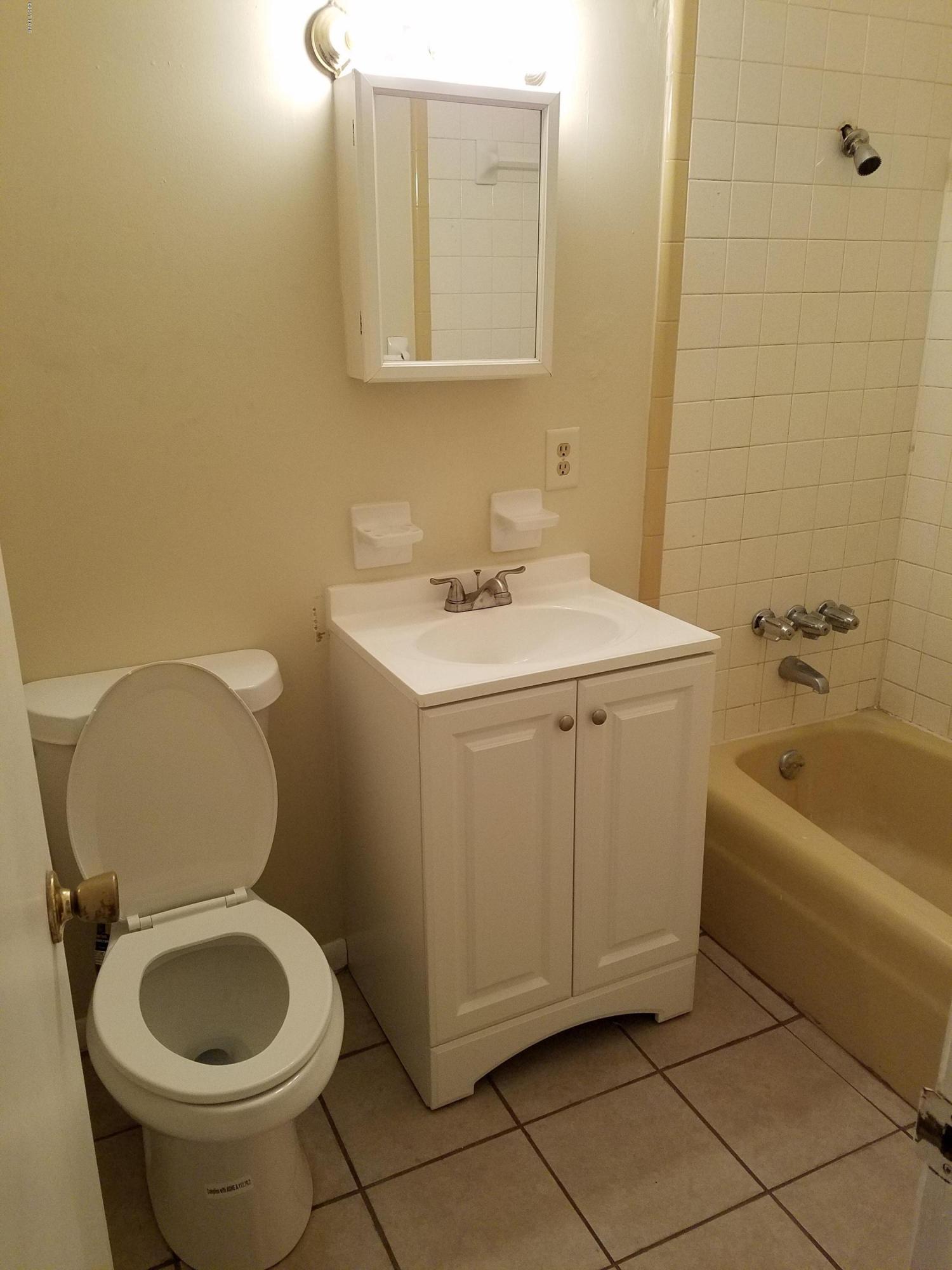 $750 RENT/$750 DEPOSIT. W/S/G included in this Large 1 br unit available in the Lynn Haven area. NO CREDIT CHECK.  We only schedule showings with a verified application. FULL SAIL REALTY OF NWFL.