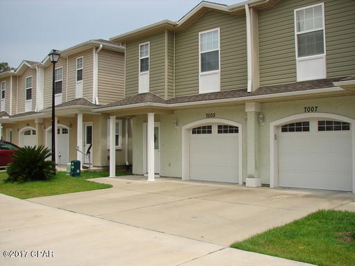 Town-home built in 2009 in upscale Fox Trace Subdivision with 1 car garage and spacious bedrooms. Homes have 9' ceilings, ceramic tile floors, carpet, master bedroom has walk-in closets.



All measurements are approximate.