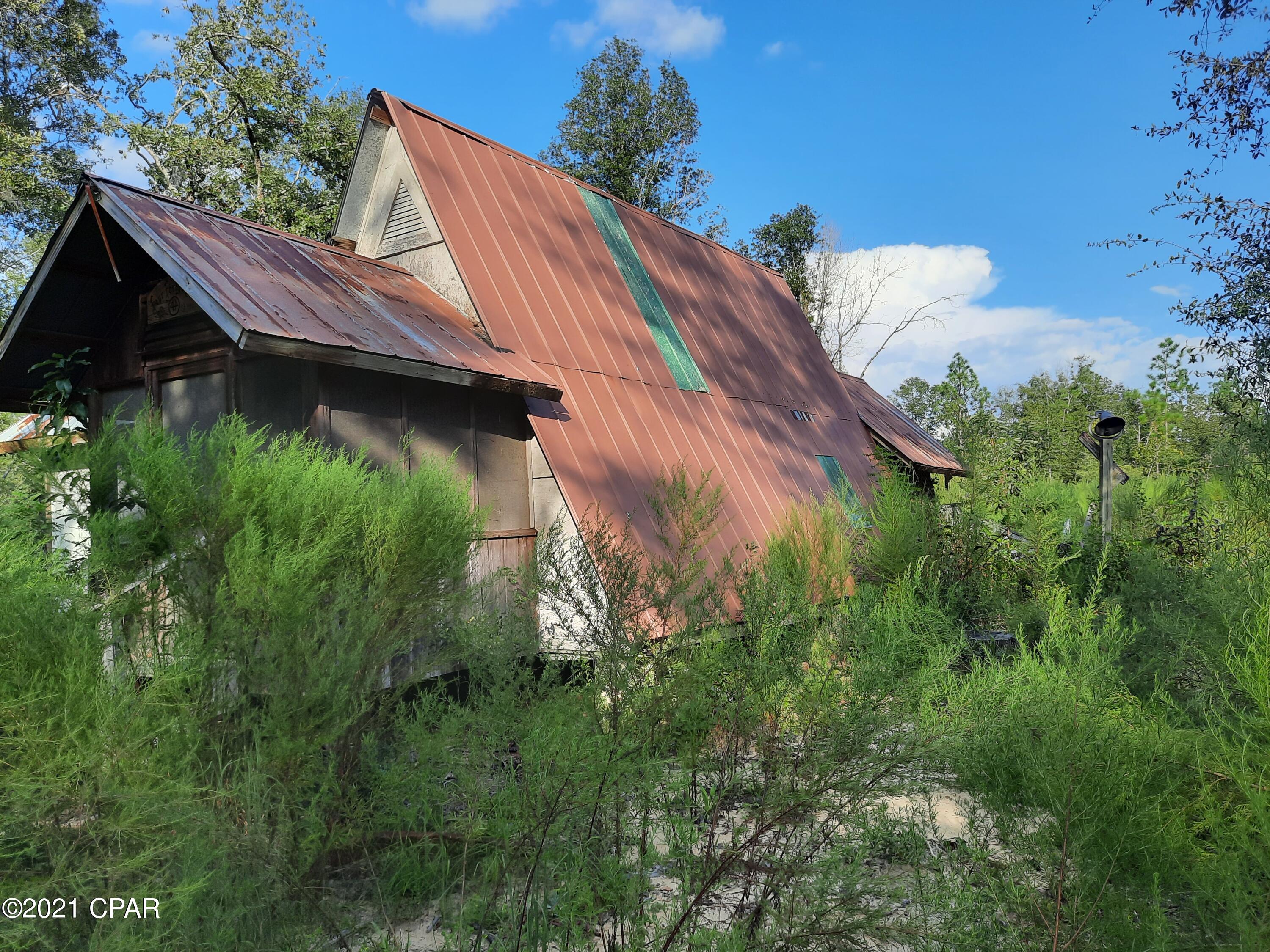 Come live in this Old Homestead while you build your dream home on 20 acres with a Hugh Pond and 2 metal sheds. Watch deer from the front porch. Feel like you are off the grid, but only one hour from Panama City Beaches, 25 minutes away from Marianna, Alford, and Cottondale. I10 Interstate is before you get to Cottondale. Can be in Dothan, Al. or Tallahassee. Fl. within one hour and thirty minutes. Homestead doe not have electricity, well, and septic.