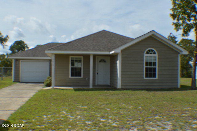 Nice 3BR/2B home, with vaulted ceiling and carpet in living room, tile flooring in both dining room and kitchen, vaulted ceiling in master suite, single car garage, vinyl siding, cement driveway just off paved street, and chainlink back yard. Being sold AS IS