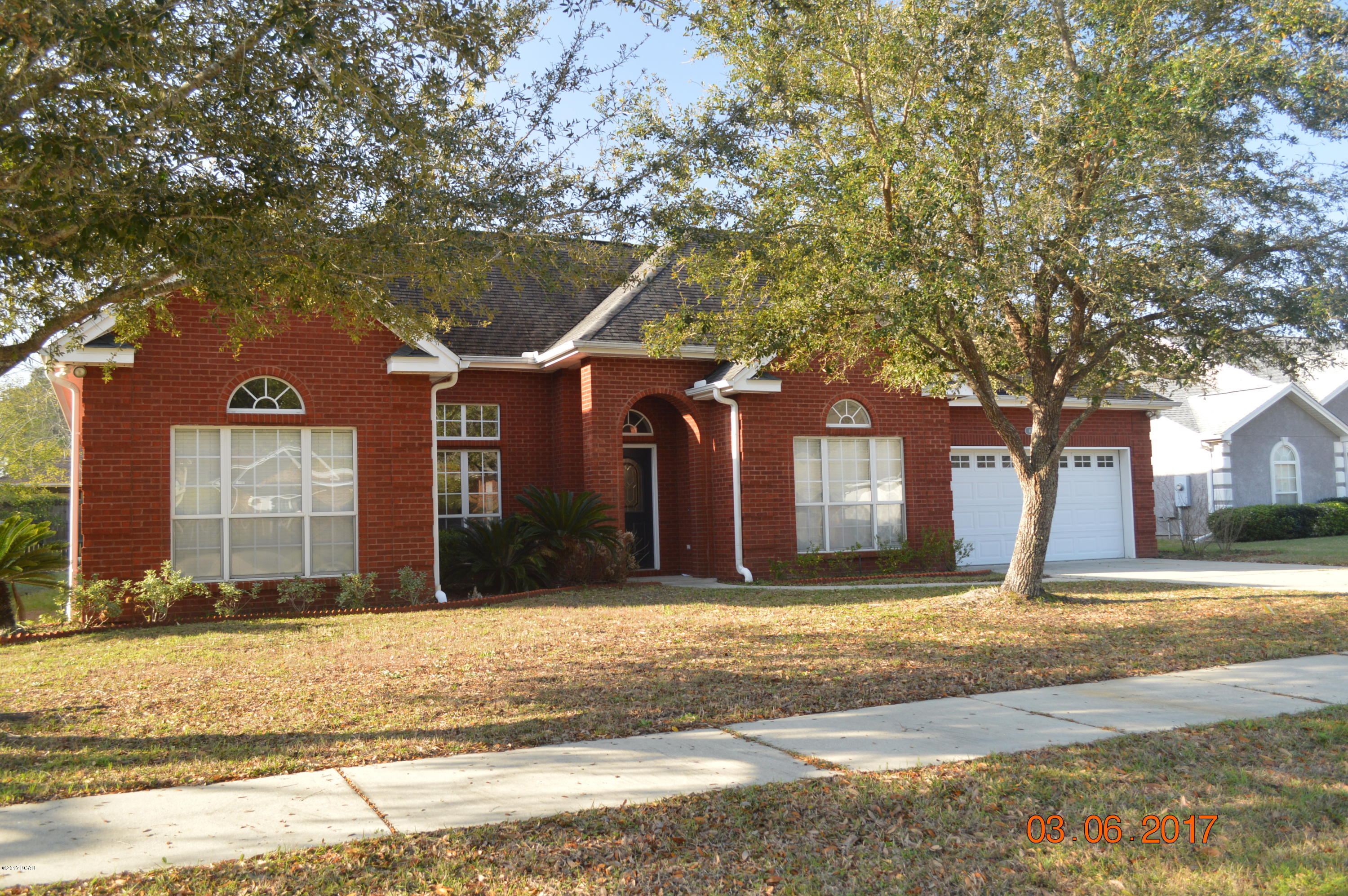Very nice 3 bedroom 2 bath house in The Landings subdivision. Large open floor plan.  Gas fireplace. Master bath has double vanity, separate shower and spa tub.  Kitchen has granite counters, walk in pantry. Yard is partially fenced.  High ceilings and lots of large windows make the home feel even more spacious.  Sprinklers for yard, with separate meter. No pets please.
