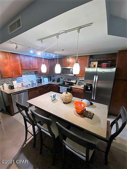 This I Bedroom 2 Bath Condo, has a Bunkroom and can accommodate 6 people. It is located close to Dining, Shopping , Entertainment, and is just

steps away from the Sandy Beach. Lake town Wharf has a lot to offer 5 Pools, Fitness Center, Private Beach Access, Putting green, and the list goes on. Call for

an appointment today