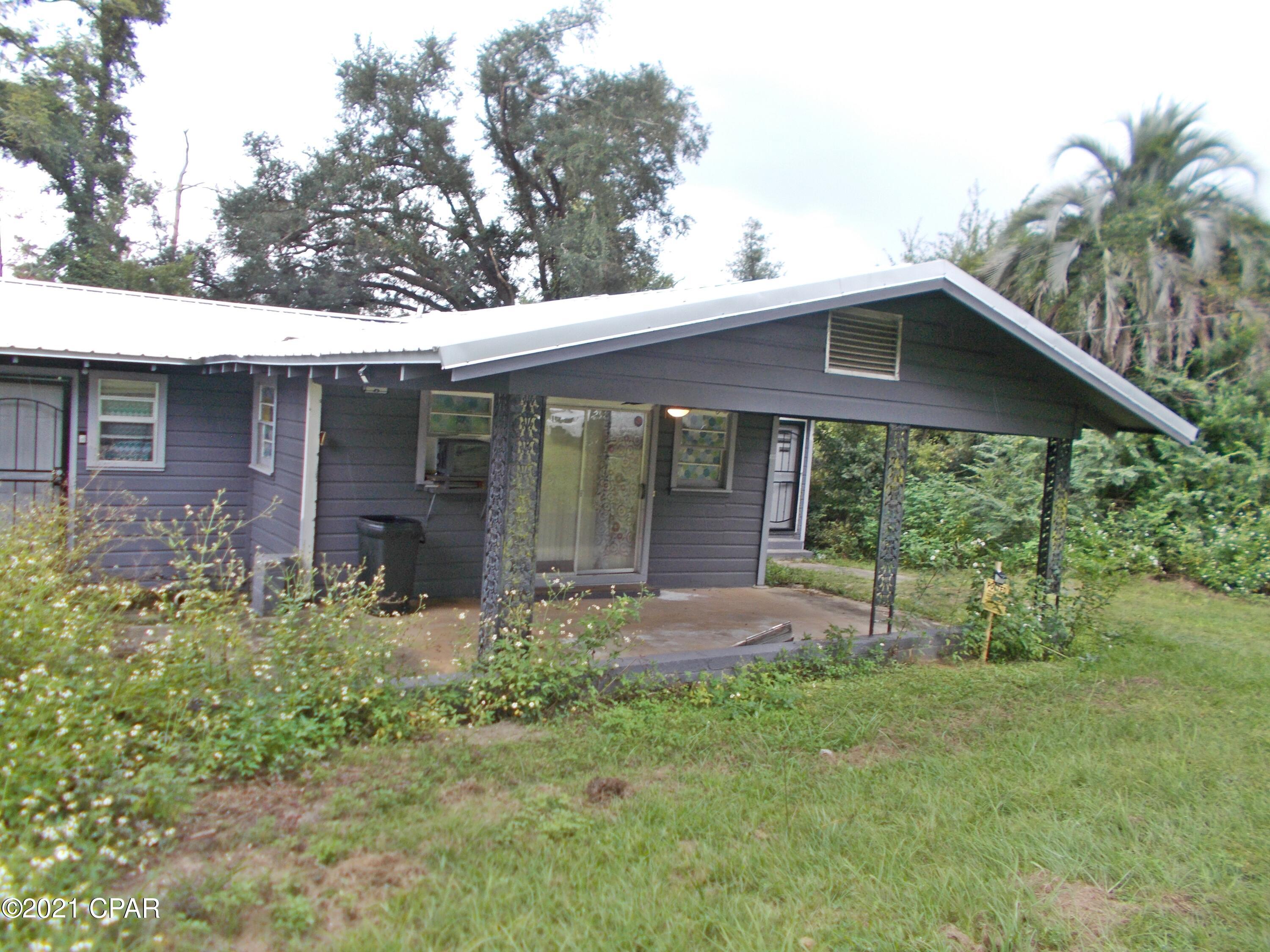 Handy man dream, Great starter home or investment home in the city limits with over one acre, this home needs some repairs and has had some done, on a dead end street  3 bedrooms and 2 full bath, the second bath is tile and a walk in shower, the kitchen has lots of cabinets and a large dining room. call agent to view it today. parcel 2 is part of the sale.

Parcel ID	33-4N-07-0000-0670-0010