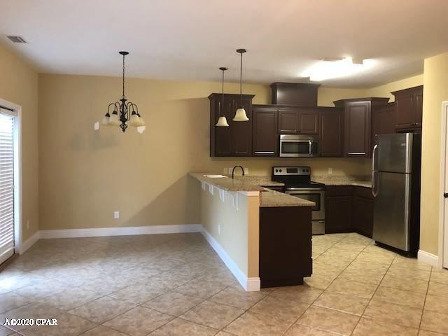 This Townhome offers 3 Bedrooms and 2 1/2 Bath. Open floor plan with ceramic tiles and carpet, stainless steel appliances, kitchen with a breakfast bar, corian counter tops, master bath has a double sink vanity and a garden tub, plenty of storage space and a 2 Car garage. Community pool.



*Includes a whirlpool washer/dryer*



*All pets are a apart of the application process and are subject to the homeowner's approval*