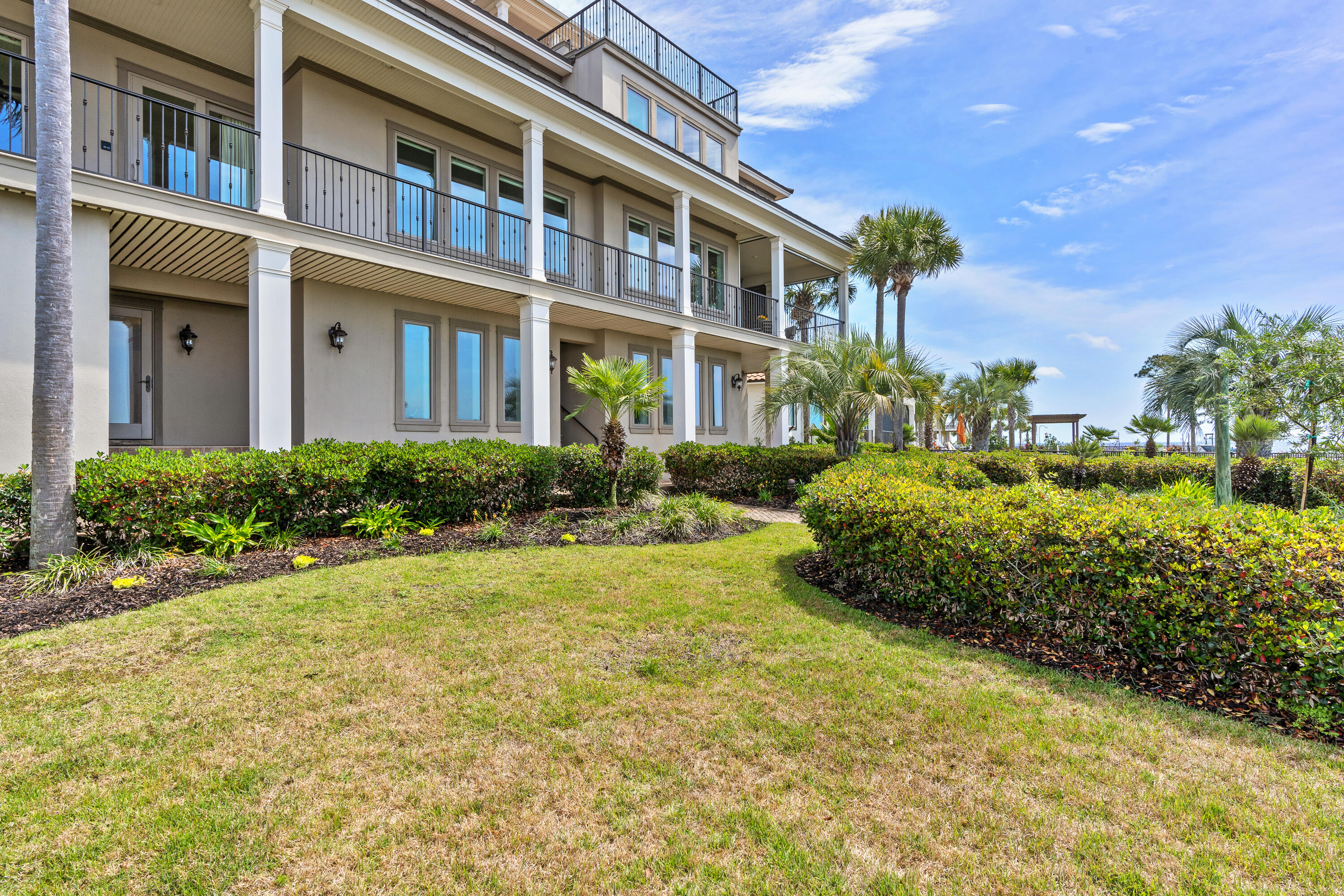 BLACK POINTE - Residential