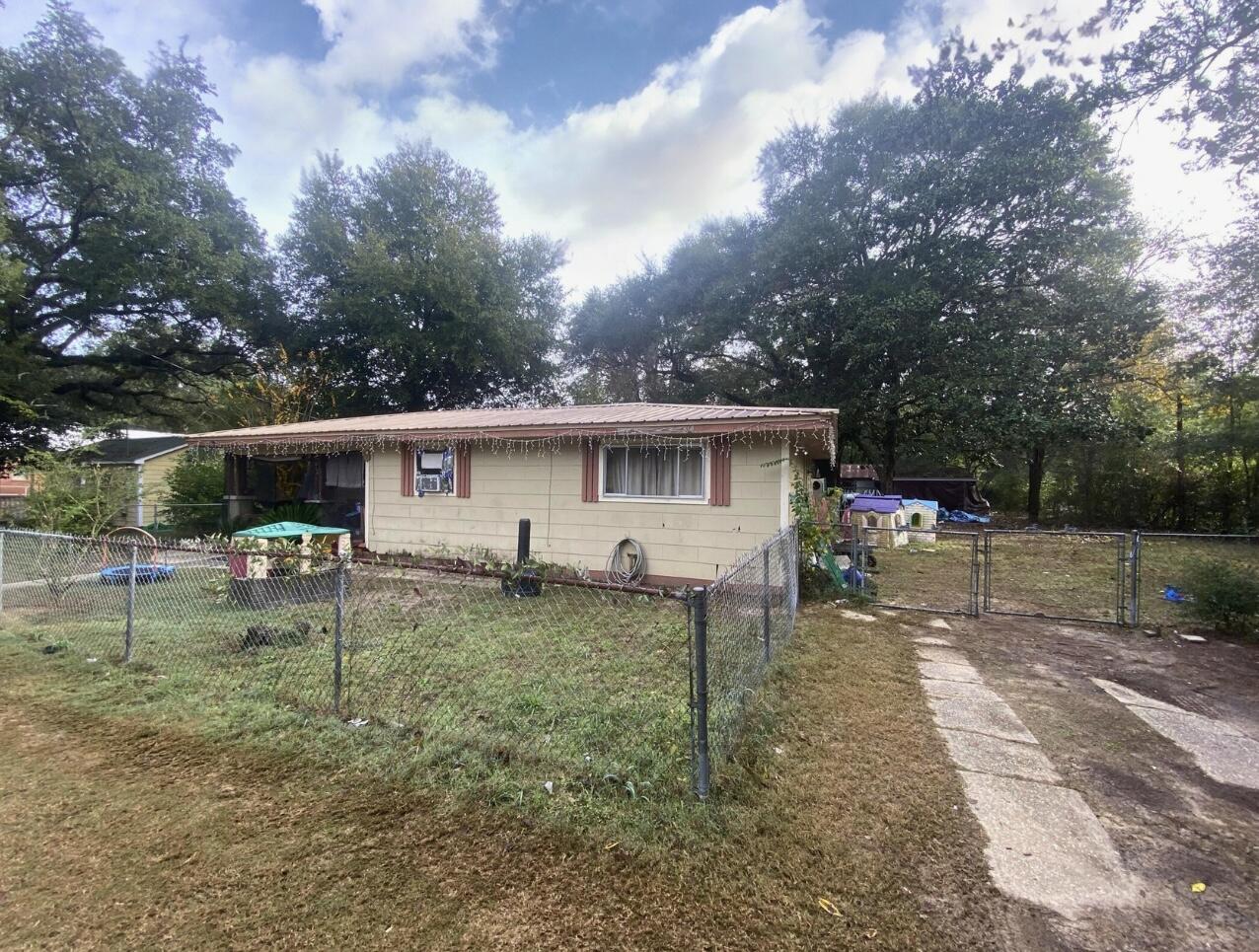 4 Lots Bring your building plans! Seller will consider seller financing with a strong downpayment, contingent on seller approval of credit report and loan application. Rental investment with room for multifamily or a mobile home park. Great Opportunity!! Fixer Upper! Metal Roof! .42 acres Zoned Mixed use 4Bed/1.5 Bath. Approximate 1442 sqft heated/cooled with a metal roof. Zoned as Mixed use property and located in the middle of town with Lots of new growth and just a short drive from local schools, hospital, south Publix, a variety of restaurants, and the Crestview Commons, Hwy 85 and I-10 are in close proximity to the property.