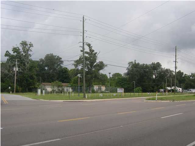 Great high traffic corner (31,982 cars per day), commercial lot with 440+/- front feet of road. Water and sewer tap in place. Fire plug on right-of-way . This is prime four lane frontage with a high traffic count. The County Offices, Fairgrounds, and multiple businesses bring the traffic in. This lot is cleared and ready for ownership or future development. The existing structures convey as is with no value implied. This three bay service shop and portable office building are in need of removal or remodel. The high security fence conveys with large gates designed for an 18-wheeler to pull through in a circular fashion.83 acres.
=