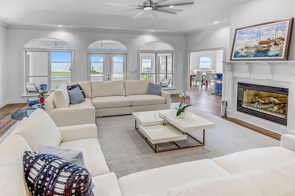 WHISPERING OAKS - Residential