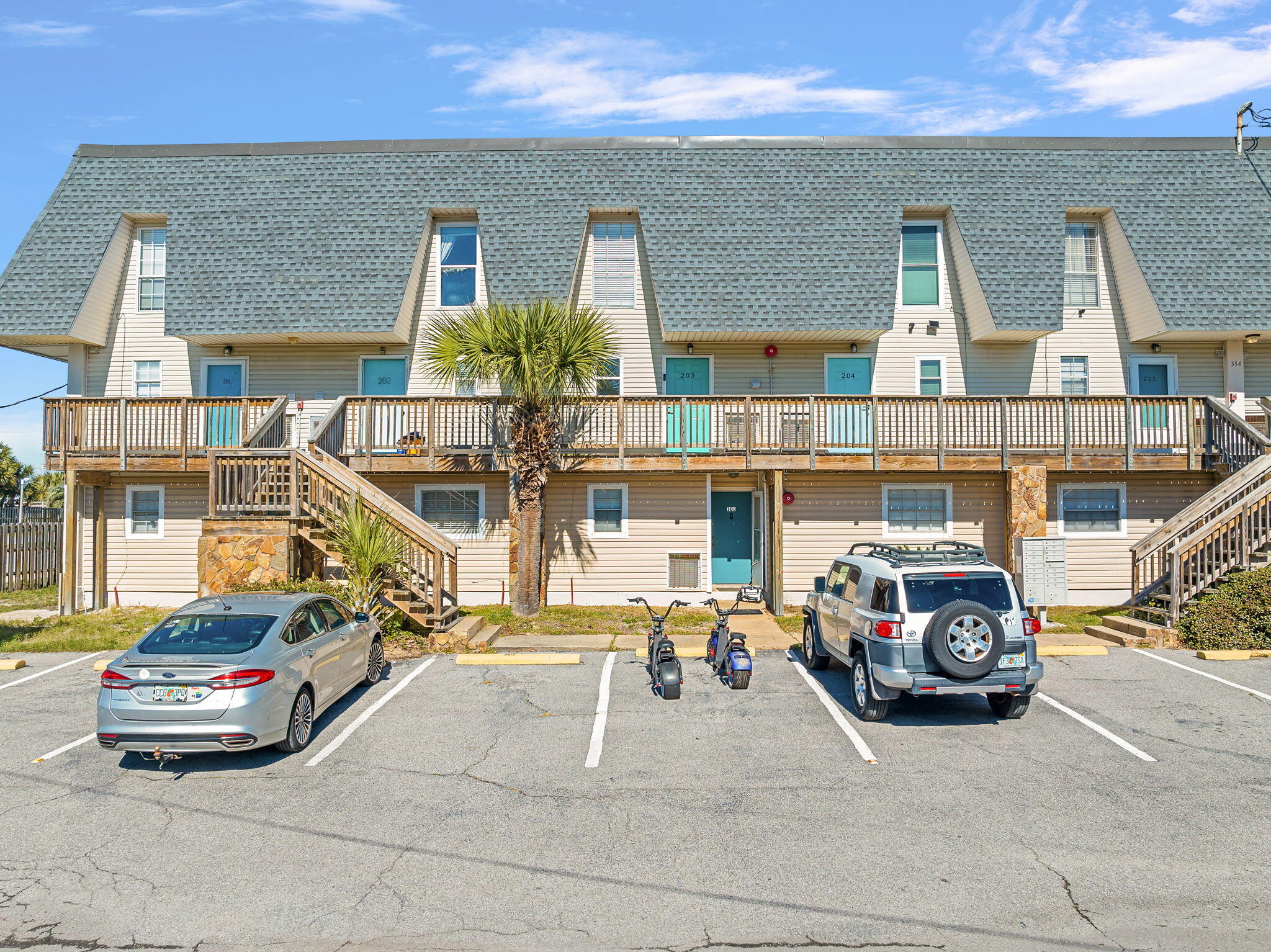 ISLANDWOOD CONDO - Residential