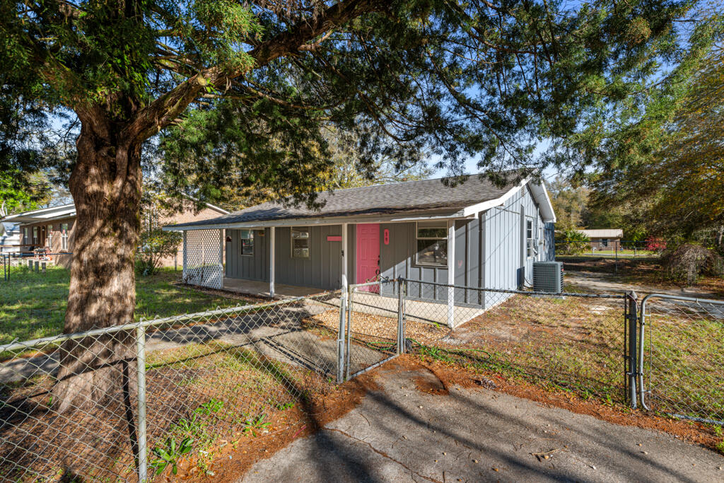 Bank approved SHORT SALE $143k, This cozy home is nestled in the historic town of Defuniak Springs. This home features 3 bedrooms with 1 full bathroom The living area flows easily into the functional kitchen with plenty of cabinet space. The bedrooms are generously sized with tons of natural lighting. The bathroom has been updated recently. 

Easy access to I-10 and just a short drive to the white-sand beaches!