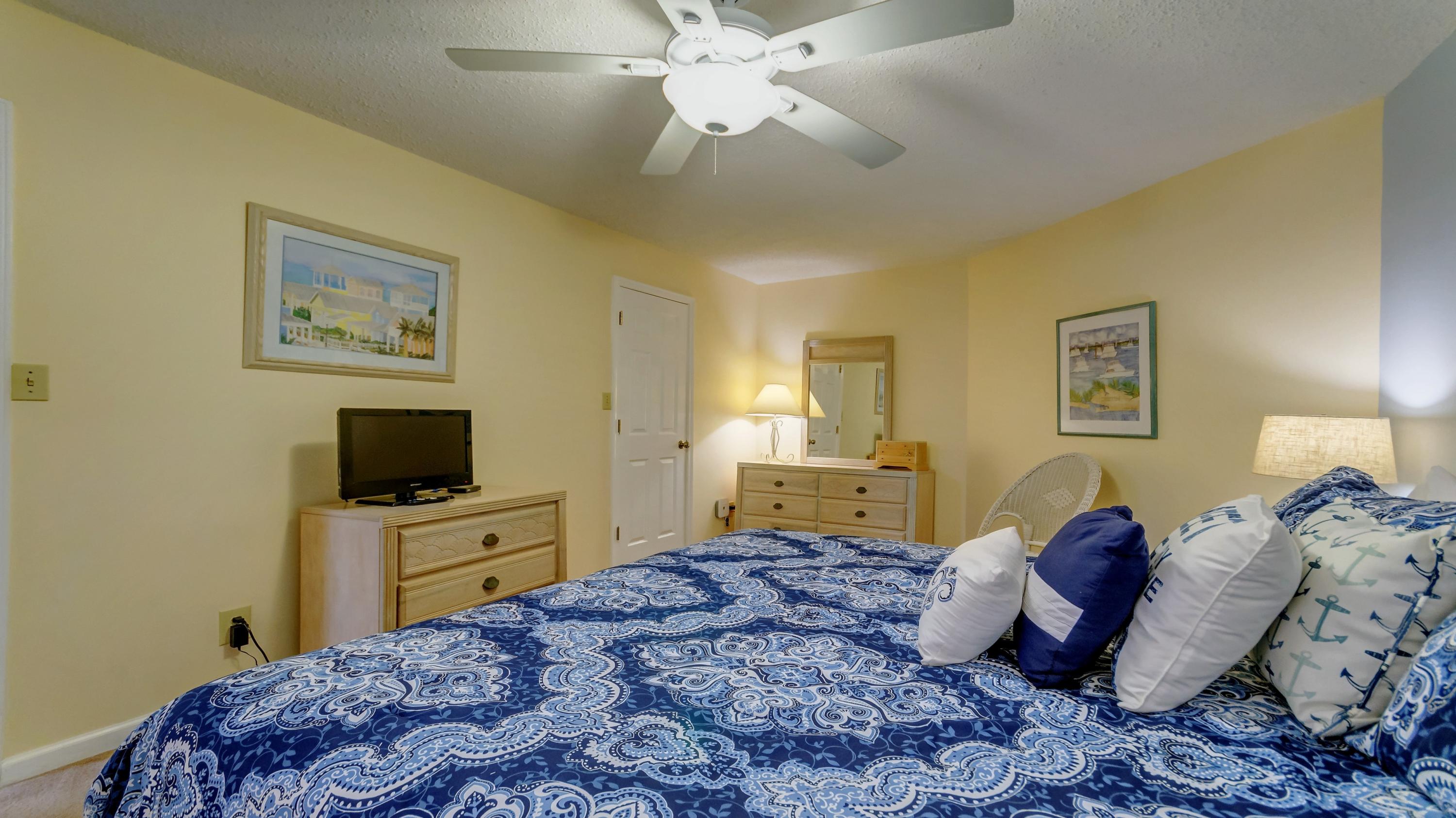 HOLIDAY SURF & RACQUET CLUB - Residential
