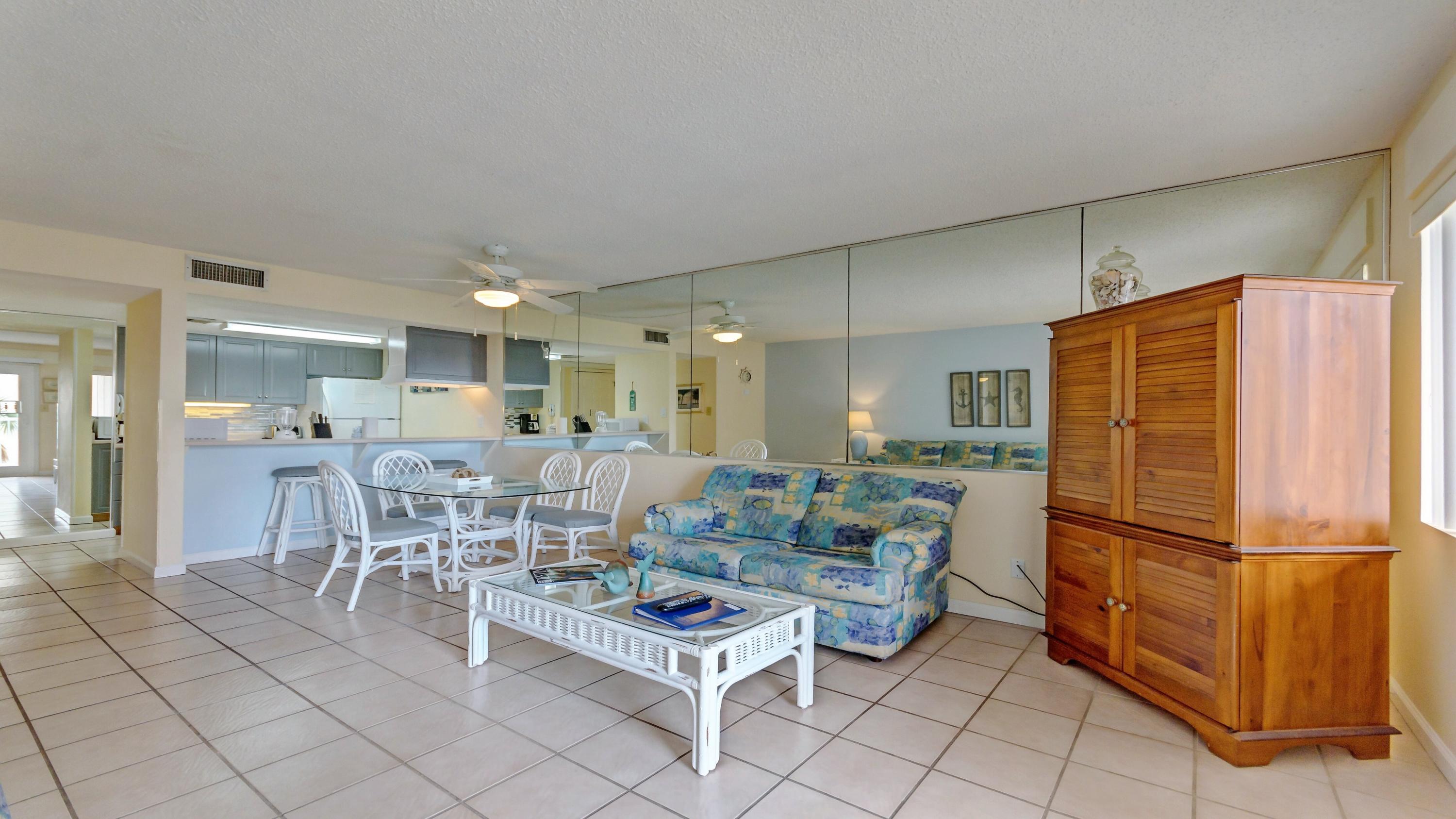 HOLIDAY SURF & RACQUET CLUB - Residential