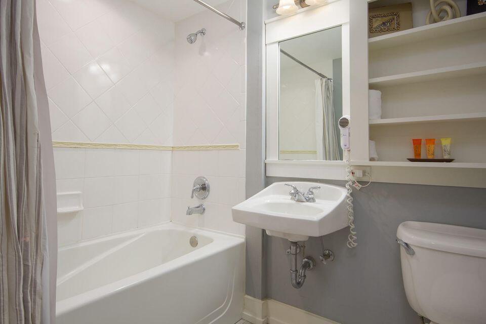 PILOT HOUSE - Residential Lease