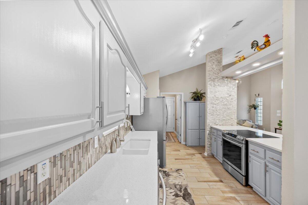 ROBLEDAL ESTATES - Residential