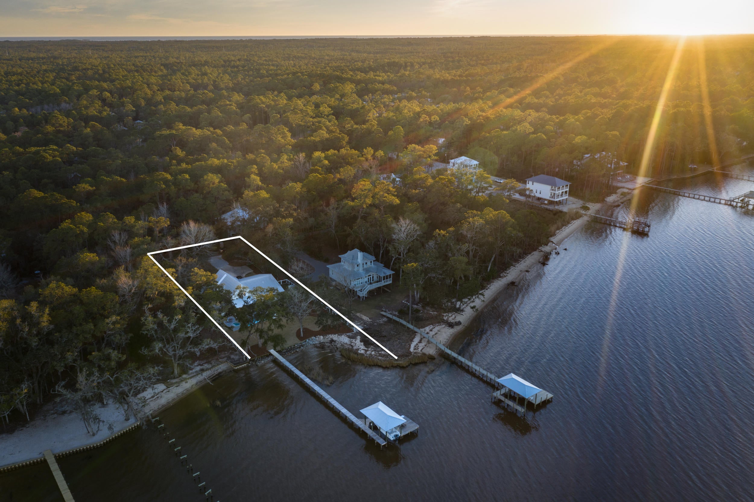 MAGNOLIA BEACH - Residential