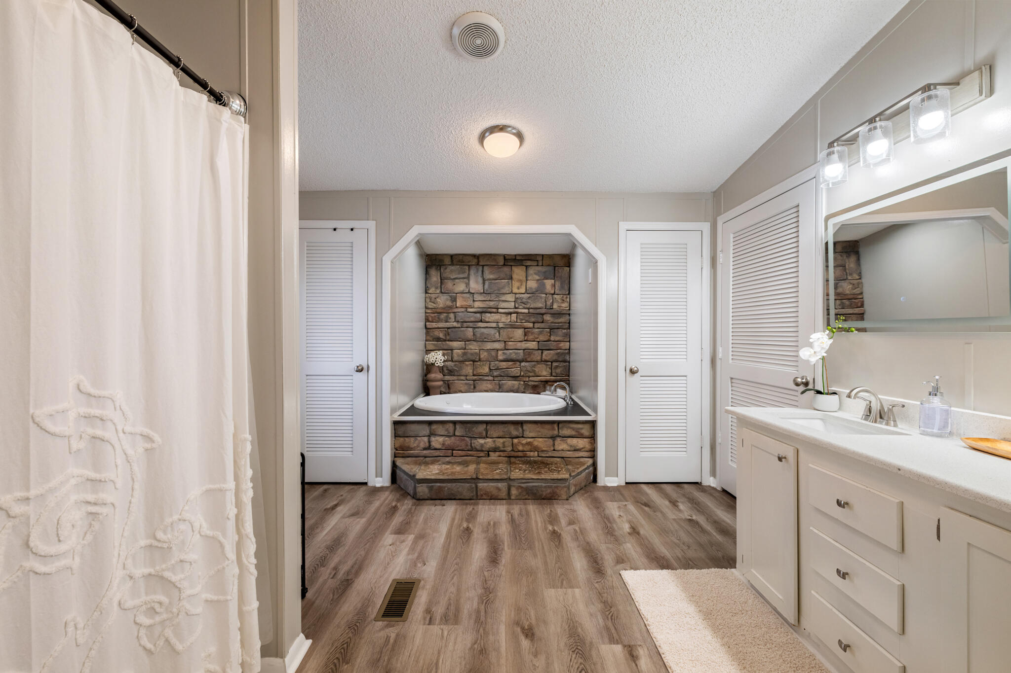 CRESCENT SHORES - Residential