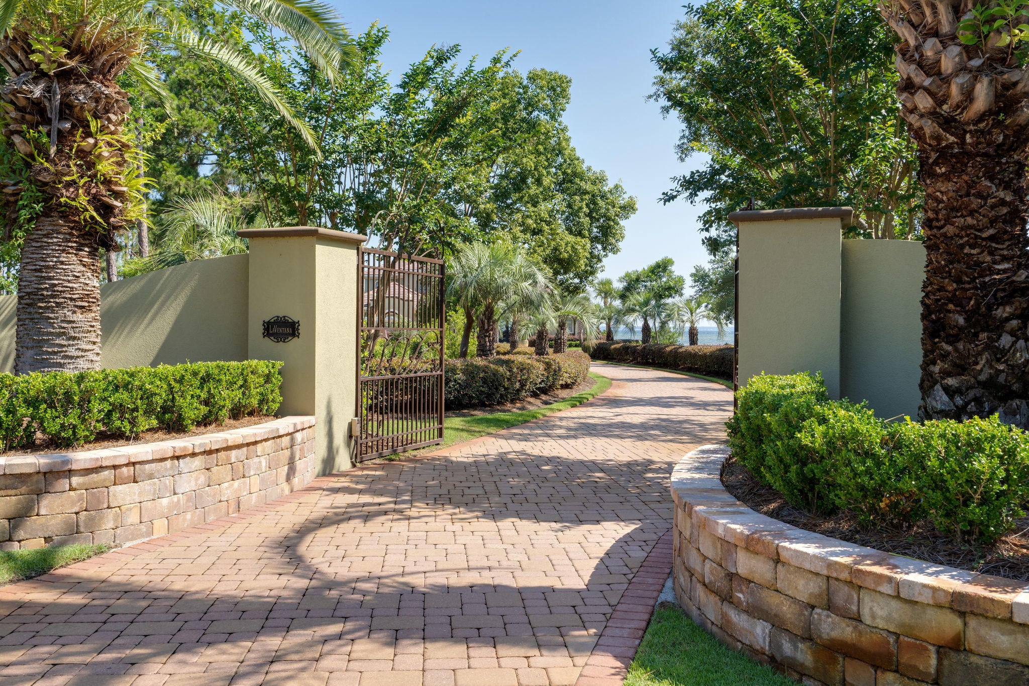 WHISPERING OAKS - Residential